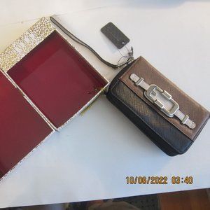 Signature Guess Gift in The Box Small Wristlet